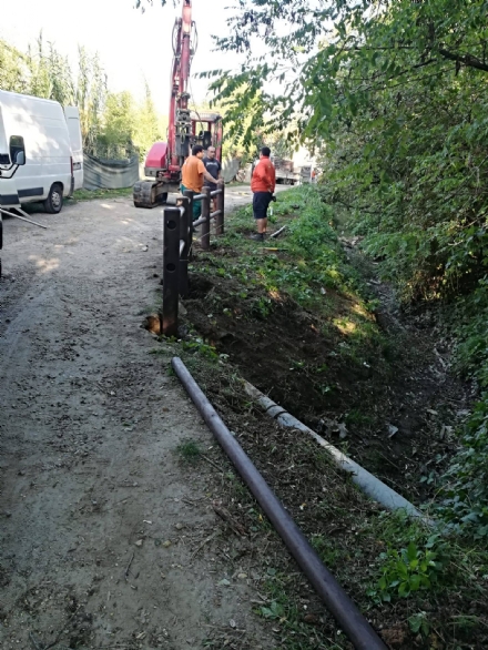 ORBASSANO - I vandali devastano la staccionata del parco: il Comune la risistema