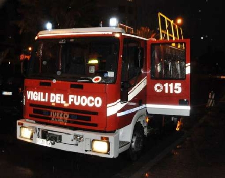 CARMAGNOLA - Doppio incendio nella notte: a fuoco le serre in via Novara e un cumulo di rifiuti