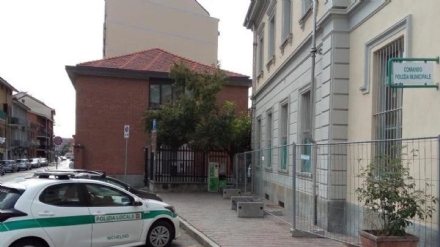 NICHELINO - 'Due pali instabili segnalati in piazza Polesani, ma la polizia locale non risponde mai'