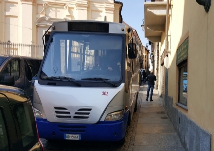 MONCALIERI - Parcheggia l'auto lungo via San Martino e costringe l'autobus a cambiare tragitto