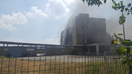 NICHELINO - Viberti ancora in fiamme: bruciano masserizie e rifiuti abbandonati  - FOTO
