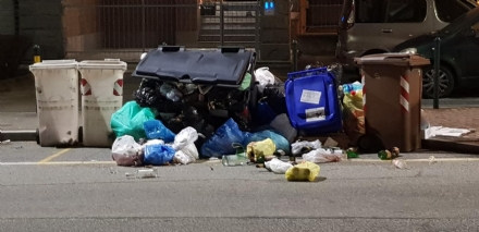 MONCALIERI - Vandali ribaltano i cassonetti stracolmi di rifiuti