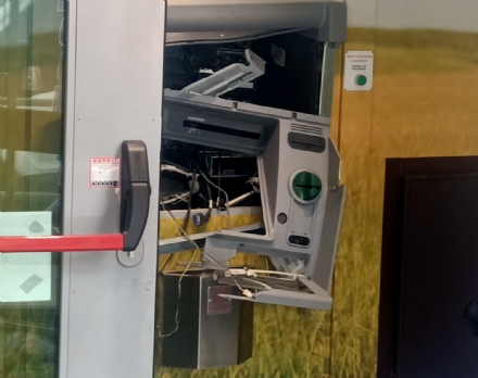 PIOSSASCO - Torna a colpire la «banda della marmotta»: assaltato il bancomat di via Pinerolo - FOTO