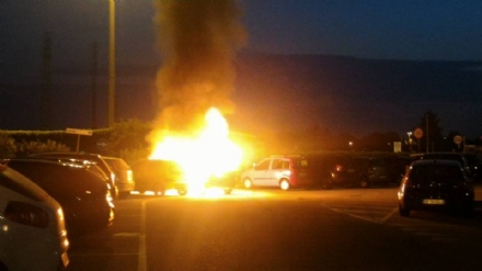 MONCALIERI - Paura al parcheggio del 45esimo parallelo: a fuoco due auto