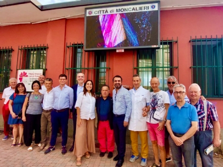 MONCALIERI - Inaugurato il primo pannello informativo a supporto dei commercianti