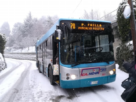 MONCALIERI - Ancora guai per la neve: strade ghiacciate e autobus bloccati
