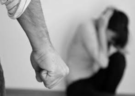 PIOSSASCO - Il marito la maltratta e lei scappa con il figlioletto