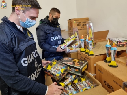 MONCALIERI - Fuochi d'artificio stoccati irregolarmente: nei guai cinque titolari di attività