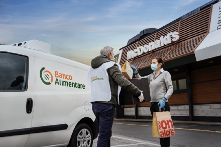 BEINASCO - Il ristorante McDonald's dona pasti caldi alle persone bisognose