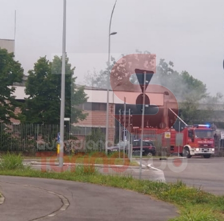 NICHELINO - Incendio alla ex Liri: a fuoco cataste di carta mai smaltite