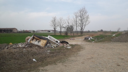 ORBASSANO - Lungo la provinciale per Stupinigi si moltiplicano le discariche a cielo aperto
