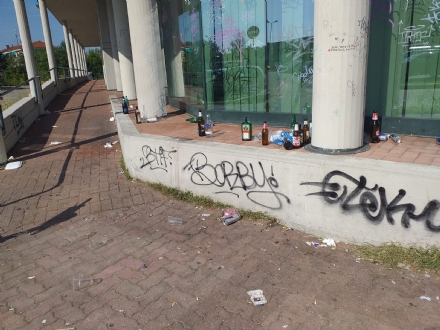 MONCALIERI - Fanno baldoria in zona Asl-Inps e abbandonano bottiglie e spazzatura in giro