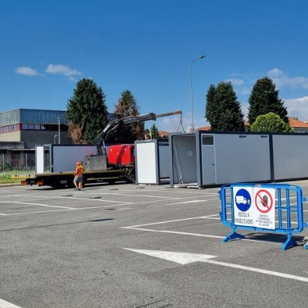 ORBASSANO - In corso l'installazione dei prefabbricati che sostituiranno la materna Peter Pan chiusa per lavori