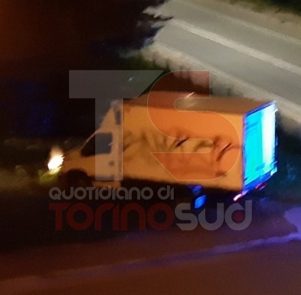 CARMAGNOLA - Furgone rubato si schianta a Salsasio dopo inseguimento e spari