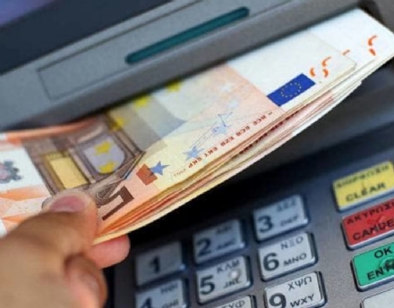 MONCALIERI - Il badante infedele rubava soldi alla nonnina: denunciato