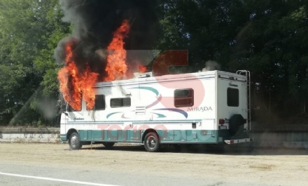 LA LOGGIA - Camper prende fuoco durante la marcia: conducente in salvo - FOTO
