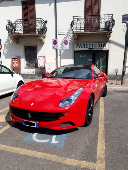 MONCALIERI - Parcheggia la Ferrari nel posto disabili senza permesso: multata