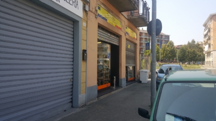 MONCALIERI - Ennesimo colpo dei ladri di monetine. Sfondata la vetrina di La Mama in via Cavour