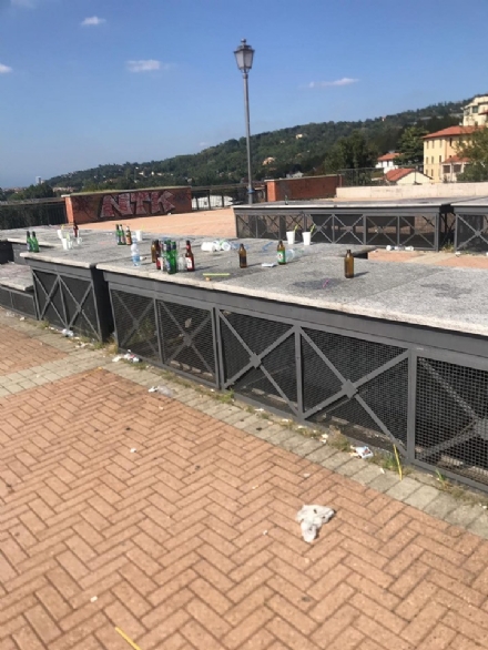 MONCALIERI - Parte una raccolta firme per l'inciviltà sulla piazzetta del multipiano