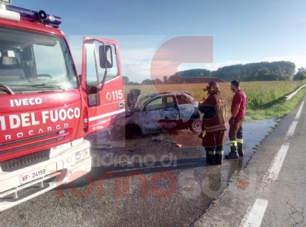 CARMAGNOLA - Paura in via Racconigi: auto in fiamme durante la marcia