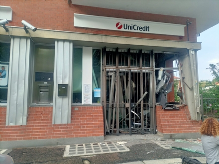 BORGARETTO - Esplode il bancomat dell'Unicredit in centro paese: torna a colpire la banda della marmotta