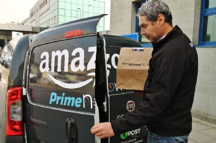 RIVALTA - Rapinatori assaltano un furgone pieno di pacchi Amazon: l'autista minacciato con un taglierino
