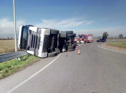 CARMAGNOLA - Tir carico di bobine metalliche si ribalta sulla strada per Racconigi