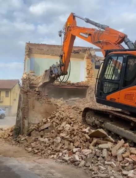 CARMAGNOLA - Dopo mesi di stop ripartono i lavori di demolizione del fabbricato di San Bernardo