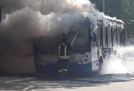 MONCALIERI - Un altro pullman Gtt prende fuoco al capolinea: provvidenziale intervento dei vigili del fuoco - FOTO
