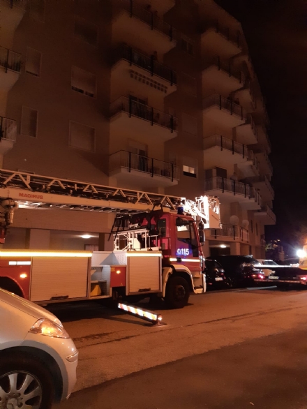BEINASCO - Crollano calcinacci da un palazzo: chiuso il tratto di strada e rimosse le auto