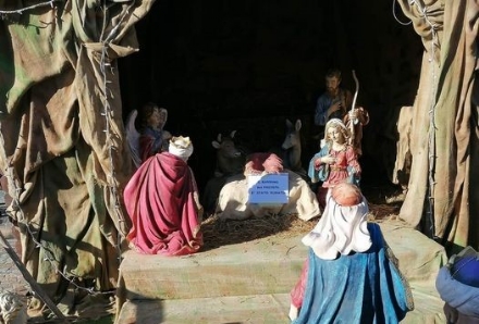 ORBASSANO - Rubata la statuetta di Gesù Bambino dal presepe della piazza centrale