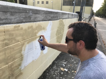 NICHELINO - L'assessore Verzola cancella la svastica dal muro della Madonna della Fiducia