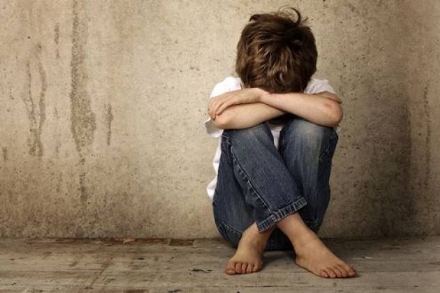 CARMAGNOLA - Bambino di 8 anni abbandonato dai genitori: salvato dai vigili mentre cammina solo in strada