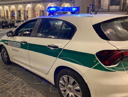 MONCALIERI - Si schianta contro una villetta, scappa, ma perde un sistema gps che lo fa scoprire