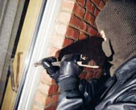 BRUINO - Ancora un assalto dei ladri in una villetta del paese: scappano dopo essere stati sorpresi