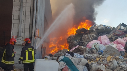 LA LOGGIA - Grave incendio alla CMT. Originato forse da un corto circuito