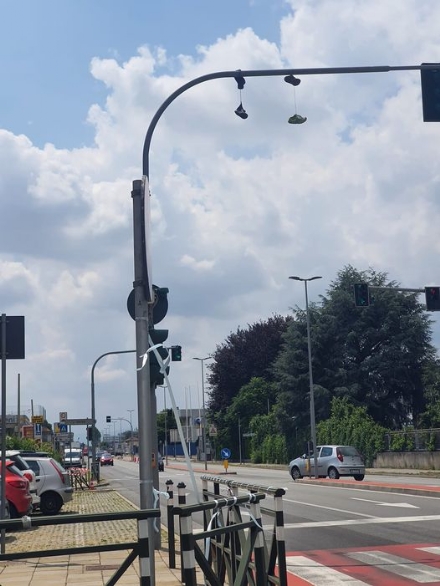 BEINASCO - Scarpe legate sui semafori, l'assessore: 'Bravate che fanno sprecare denaro'