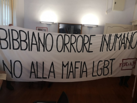 MONCALIERI - Uno striscione su corso Trieste contro lo scandalo affidi