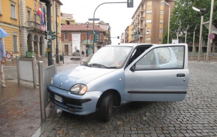 NICHELINO - 80enne senza patente guida una 600 priva di assicurazione e va a sbattere sotto il municipio