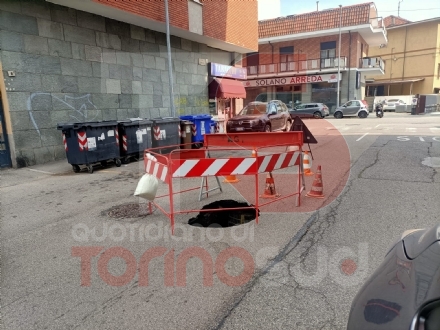 NICHELINO - La città piena di buche: voragini sulla strada di continuo che mettono a rischio auto e pedoni