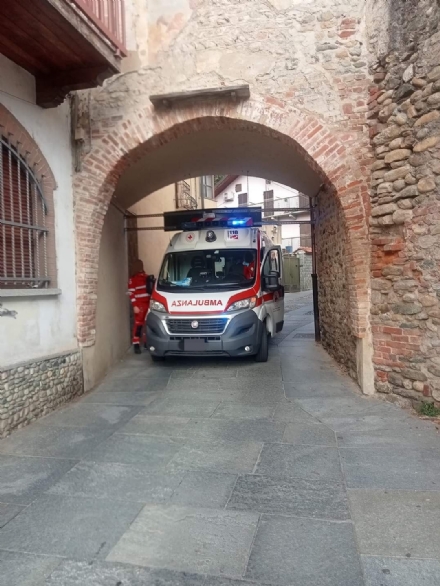 RIVALTA - Il dissuasore per difendere l'arco storico blocca l'ambulanza