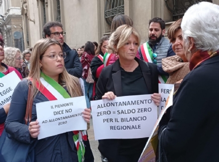 PIOSSASCO - Il vice sindaco protesta sotto la Regione per la legge sugli affidi, assieme ad altri Comuni