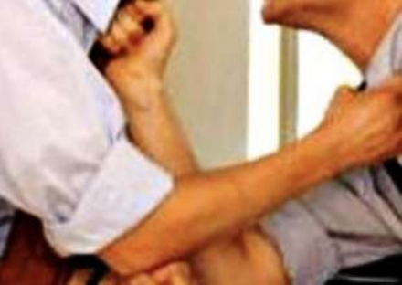 CANDIOLO - Ex fidanzato e l'attuale di una donna litigano per strada e uno cerca di speronarlo