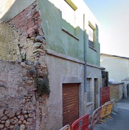 ORBASSANO - L'edificio rischia il crollo: chiuso un tratto di via del Borgo