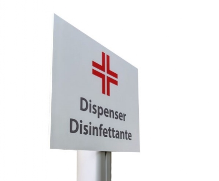 Dispenser di gel igienizzante e piantane, gli accessori necessari in negozi ed uffici