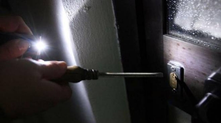 MONCALIERI - Spaccata in un negozio di colori e cornici a Borgo Mercato