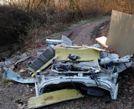 PIOSSASCO - Nuova discarica abusiva: rottami d'auto sul Rio Torco