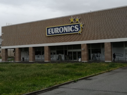 RIVALTA - Tenta di rubare da Euronics e aggredisce il direttore