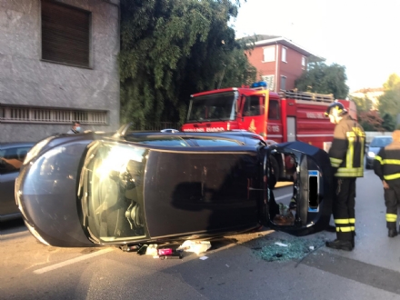 CARMAGNOLA - Lancia Ypsilon si ribalta in via Ronco: paura nel pomeriggio
