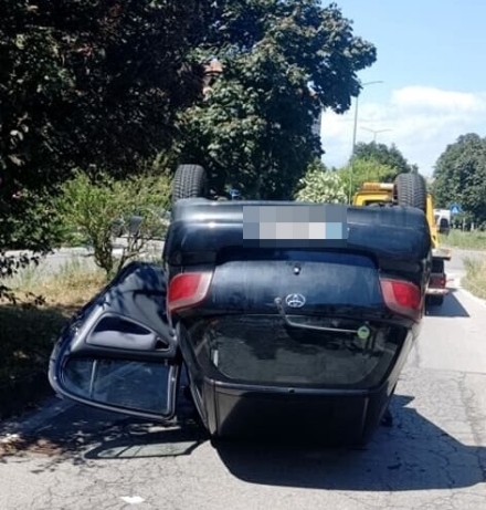 ORBASSANO - Incidente in via Calvino, auto si ribalta dopo una manovra errata